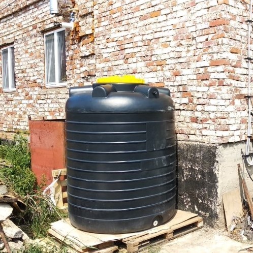 емкость для хранения запасов питьевой воды в деревне